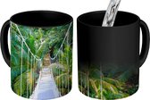 Magische Mok - Foto op Warmte Mokken - Koffiemok - Jungle - Palmboom - Brug - Natuur - Planten - Magic Mok - Beker - 350 ML - Theemok