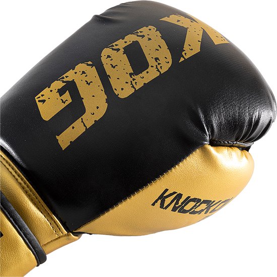 Gouden deel van een zwarte bokshandschoen met zwarte "KNOCKOUT" opdruk.