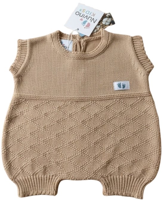 Nuvinokids baby romper in zandkleur, gebreid met ruitpatroon en drukknoopjes. Met label Nuvino Kids.