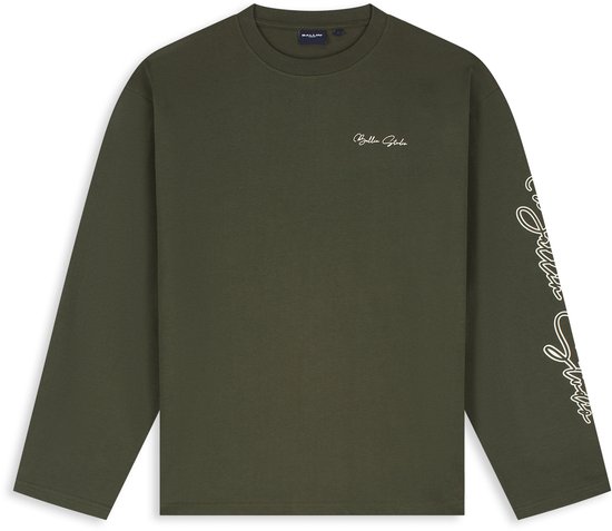 Olijfgroen shirt met lange mouwen, klein wit logo op borst en bedrukte tekst op mouw.