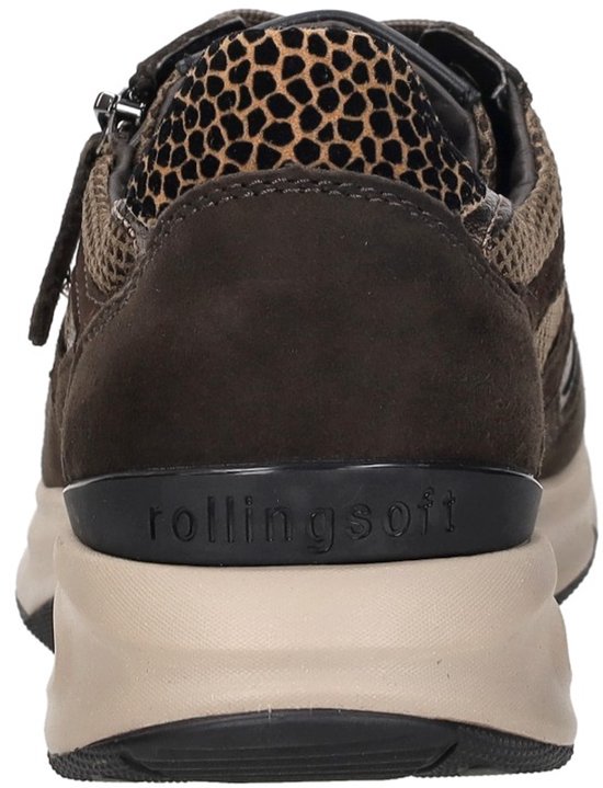 Achterkant van een donkerbruine Gabor sneaker met luipaardprint hiel en 'rolling soft' logo op de zool.
