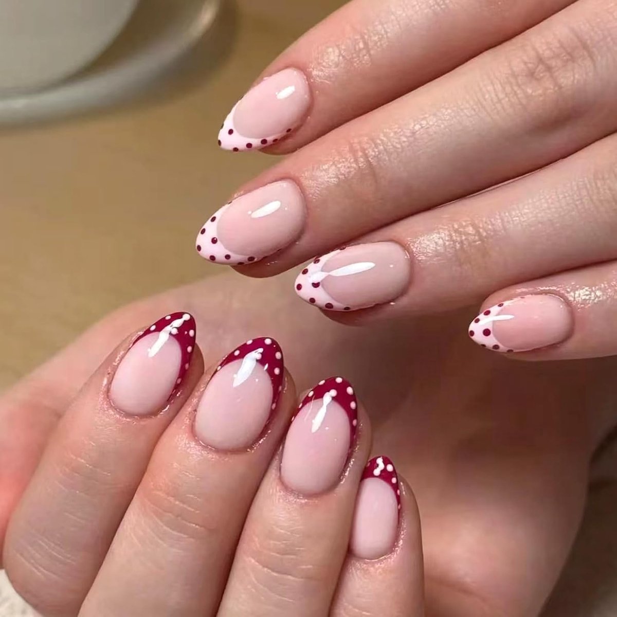 24 stuks press-on nagels, kort, amandel, nude, roze, om op te plakken, met stippen, French nepnagels, volledige cover, kunstnagels, rood, wit, acryl vingernagels om op te plakken, voor vrouwen