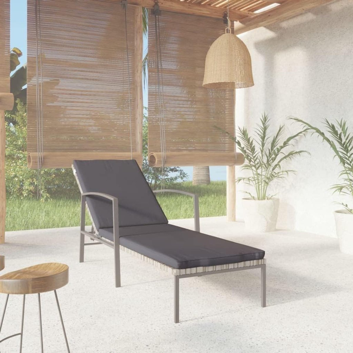 Ligstoel Poly Pool met verstelbare rugleuning en brede armleuningen voor tuin en terras, van polyrotan in grijs