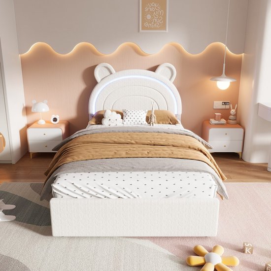 Wit kinderbed met beerhoofd hoofdbord, ledverlichting en gedrapeerd beddengoed.