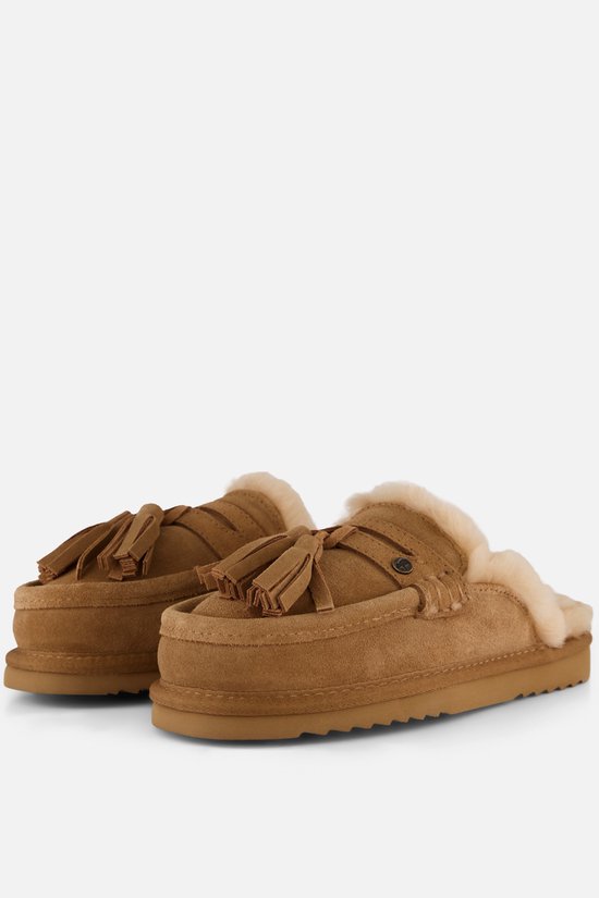 Achterkant van bruine suède sloffen met beige schapenvacht voering en decoratieve kwastjes.