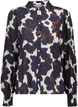 Geisha blouse met abstracte print in blauw, bruin en crème, voorzien van een kraag en gesmokte mouwboorden.