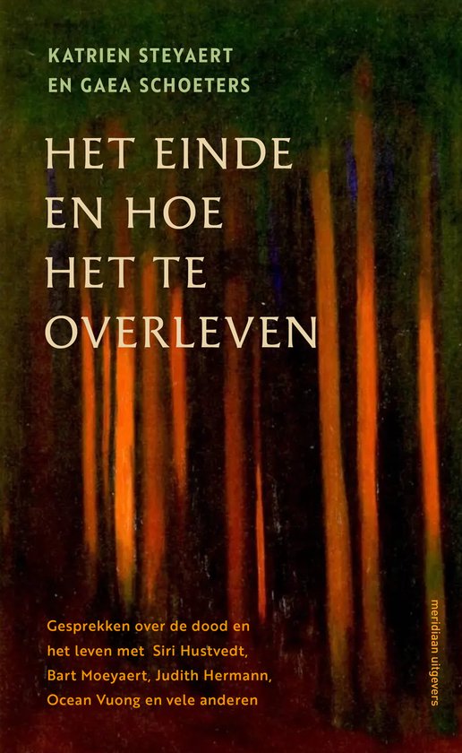 Boek 'Het einde en hoe het te overleven' met titel en auteurs op achtergrond van bos met oranje gloed.