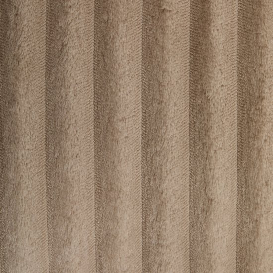 Close-up van beige corduroy stof met verticale ribbels.