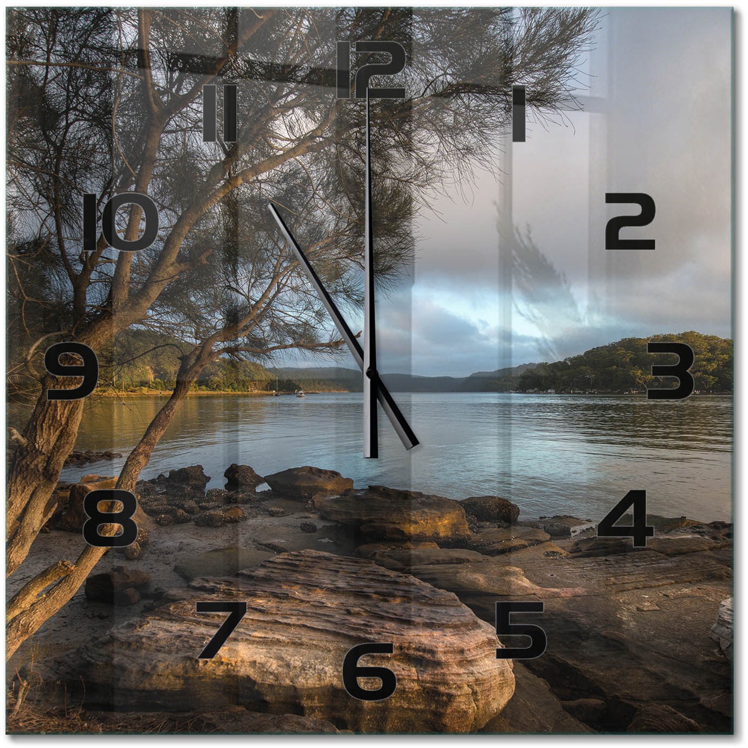 TULUP Wandklok - Boom aan de rivier Gekleurde Glazen Klok - 60x60 cm - Bruin Glazen Klok Met Print - Zwarte handen - Vierkante Klok - Moderne Wandklok Glas - Wandklok Glas Decoratie