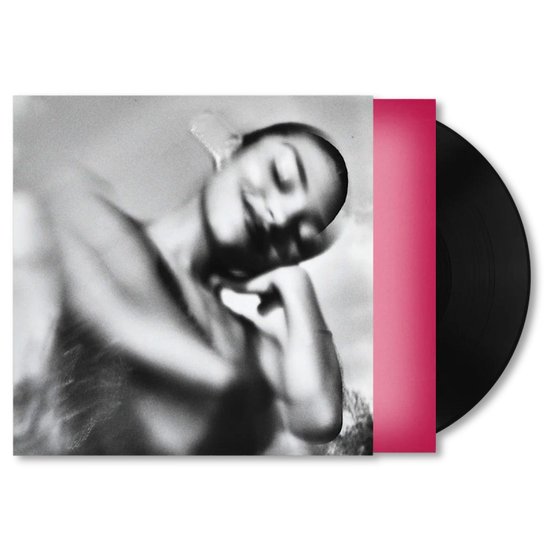 Zwart vinyl met hoes waarop een vervaagde, zwart-wit foto staat van een vrouw die met gesloten ogen lacht. De hoes heeft een roze rand aan de rechterkant.