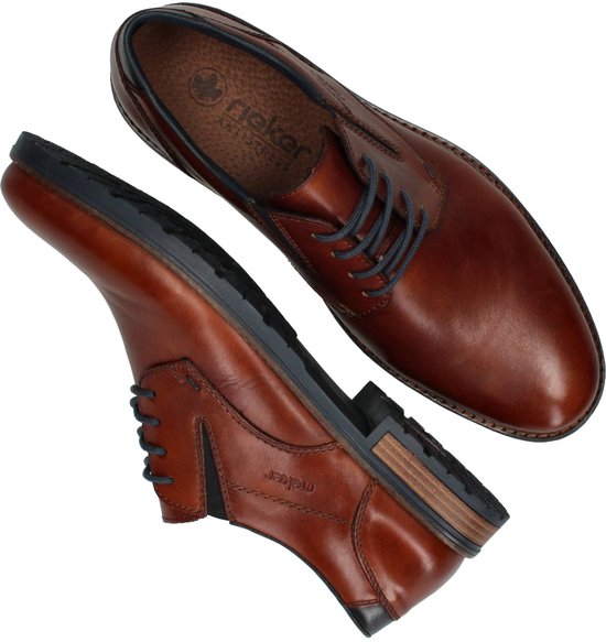 Bruine leren Rieker veterschoenen, een van bovenaf gezien. De binnenzool is zichtbaar met het Rieker logo.