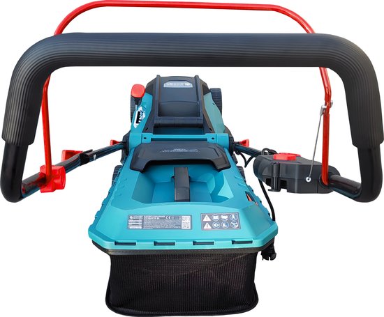 Grastrimmer met een teal-kleurige behuizing en een zwarte grasopvangzak. Grote zwarte handgreep met rode accenten.