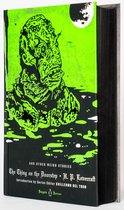 Boek "The Thing on the Doorstep" van H.P. Lovecraft met een groene cover met de illustratie van een monsterlijk wezen.