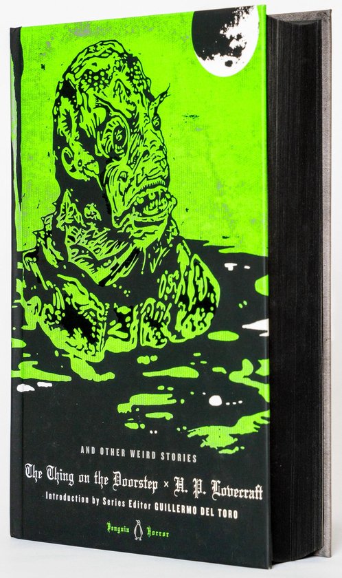 Boek "The Thing on the Doorstep" van H.P. Lovecraft met een groene cover met de illustratie van een monsterlijk wezen.