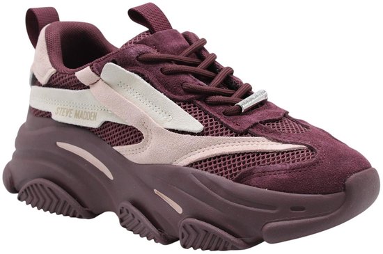 Bordeauxrode sneaker van suède en mesh met beige accenten, 'Steve Madden' tekst en dikke zool.