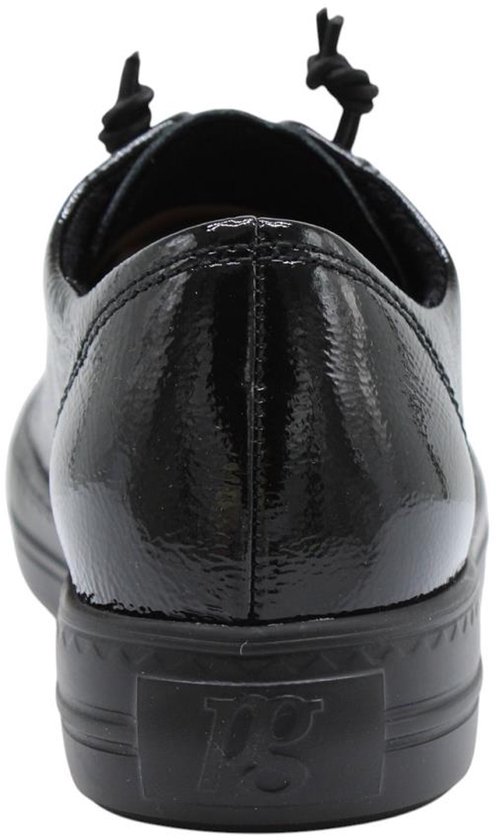 Achterkant van een zwarte lakleren Paul Green sneaker met reliëf logo op de zool.