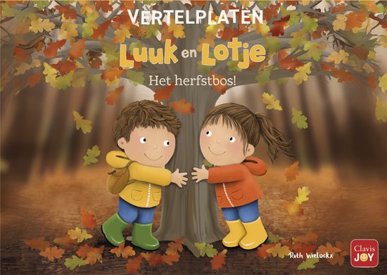 Luuk en Lotje knuffelen een boom in een herfstbos vol gekleurde bladeren op dit geïllustreerde vertelplatenboek.