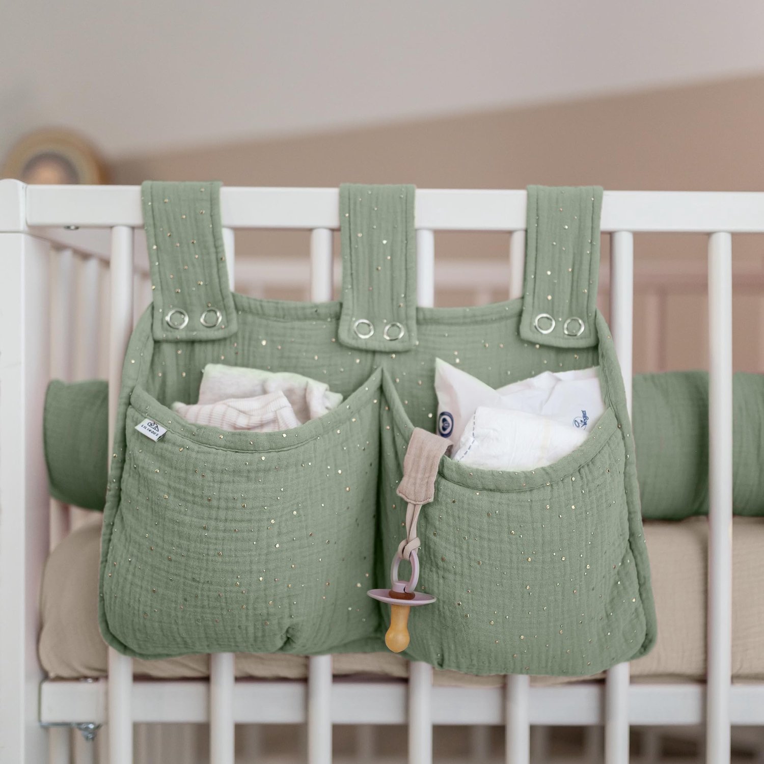 LILIMAUS Bed organizer voor kinderbed met gouden details - hangend bedtasje met 2 vakken - mousseline katoen - groen