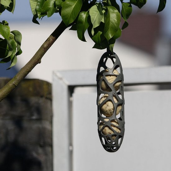 Grijze, organisch gevormde vogelvoerhouder met drie vetbollen, hangend aan een tak.