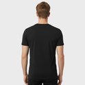 Man draagt de achterkant van een zwart V-hals T-shirt met korte mouwen.