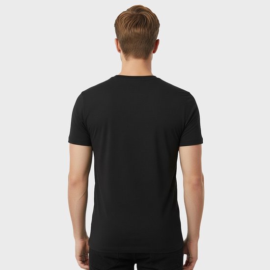 Man draagt de achterkant van een zwart V-hals T-shirt met korte mouwen.