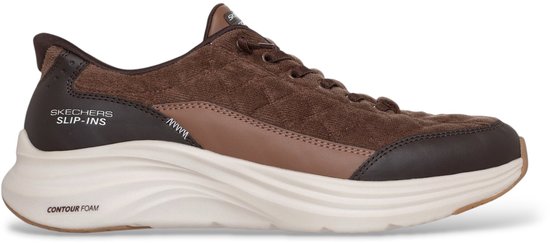 Zijdezicht van een bruine Skechers sneaker met "SLIP-INS" op de zijkant en een beige "CONTOUR FOAM" zool.