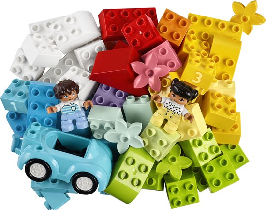 Veel kleurrijke LEGO DUPLO blokken, twee speelfiguren en een blauwe auto.