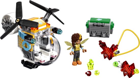 Gele en witte helikopter met gele minifiguur met vleugels en bijenpak, een kistje, edelstenen en rode robots.