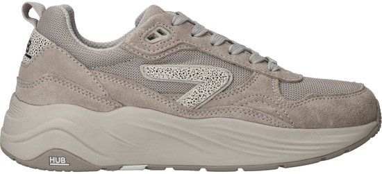 Grijze suède en mesh sneaker met veters, een HUB logo op de zijkant en een hoge zool.