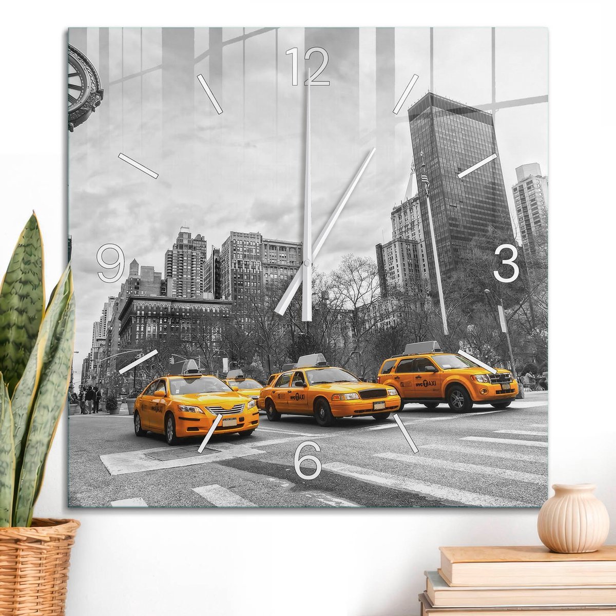 ArtPrintCave Geel Glazen Klok - 60x60 cm - Wandklok Vierkant - Stadslawaai Unieke Klok - Architectuur Stille Wandklok - Witte Klokwijzers