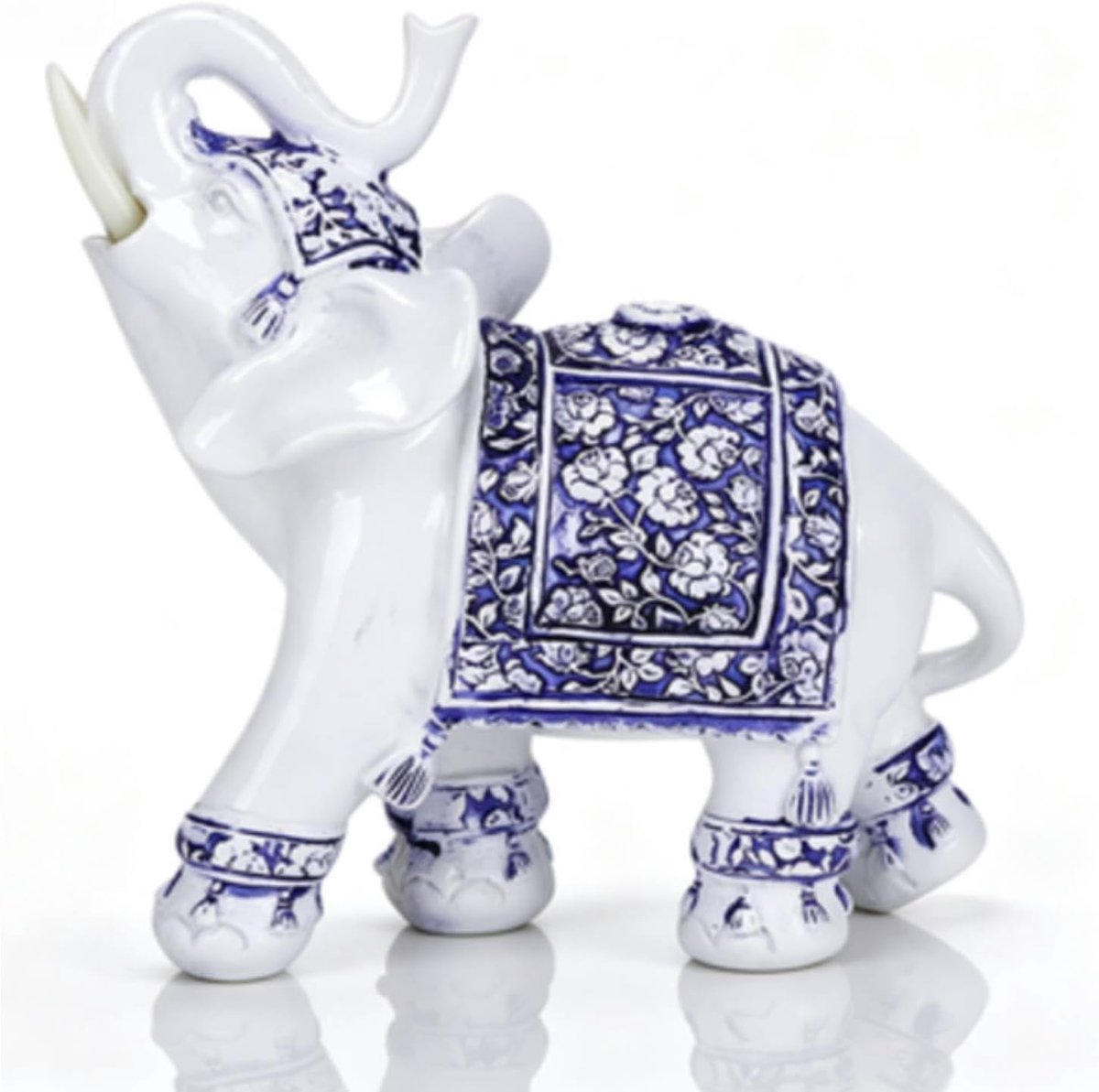 Beelden, witte olifantenbeeldjes met opgezette stam voor decoratie in huis(M-Blauw en wit porselein)