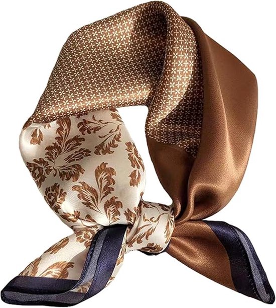 Geknoopte zijden sjaal met bruine bloemen- en paisleyprint. Randen in marineblauw.