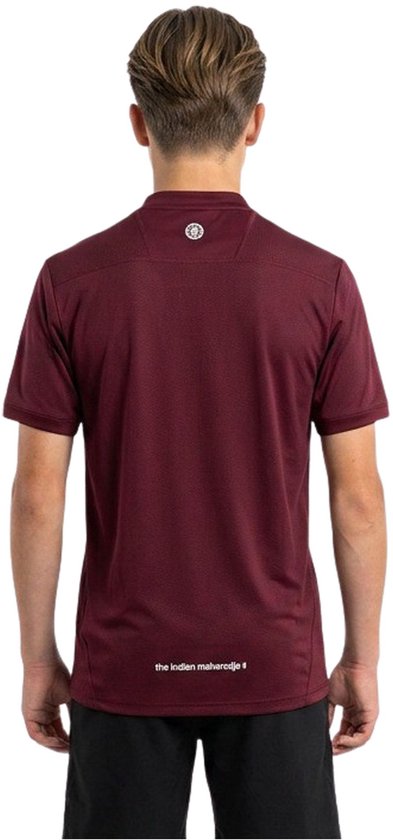Achterkant bordeauxrood sportshirt met logo op nek en tekst op onderrug.
