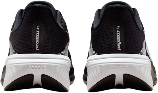 Achterkant van zwarte hardloopschoenen met witte zool en 'Pegasus 42' opschrift.