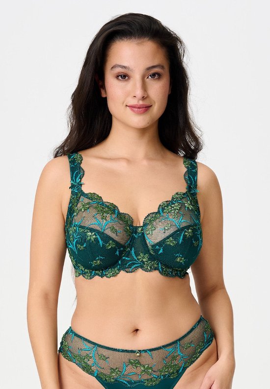 Model draagt een donkergroene beha met bloemenborduursel en een bijpassende slip op een witte achtergrond.