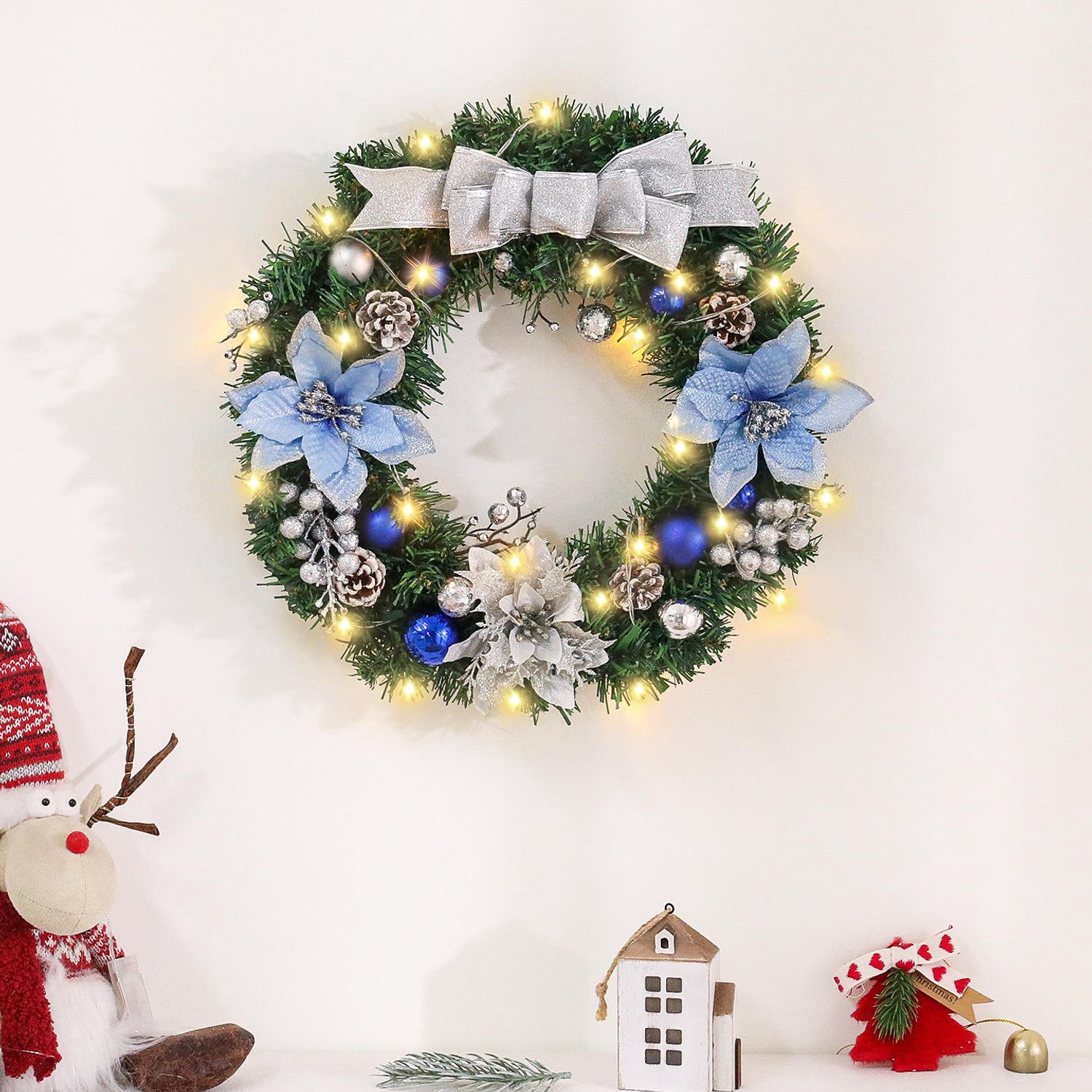Luxe Kerstkrans voor Voordeur (30 cm) - Blauwe Poinsettia & LED Verlichting - Met Kerstballen & Dennenappels - Sfeervolle Kerstdecoratie – foto 5