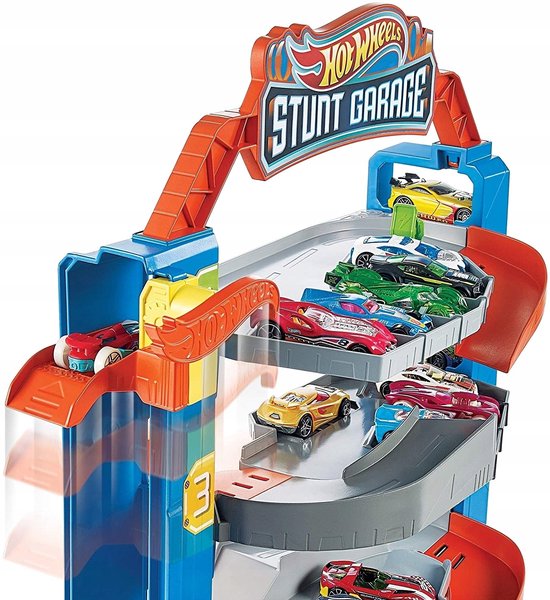 Close-up van de Hot Wheels Stunt Garage met kleurrijke speelgoedauto's op de parkeerniveaus en een actie-helling.