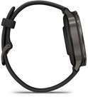 Zijaanzicht van een zwarte smartwatch, toont de donkergrijze metalen kast en de knop aan de zijkant.