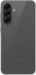 Rechte achterkant van een grijze smartphone met drie cameralenzen en Samsung-branding.