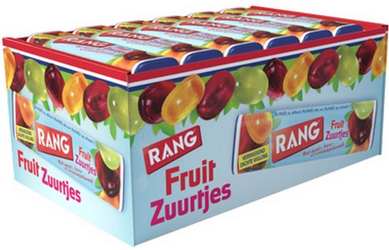 Displaydoos met 24 rollen Rang fruitzuurtjes, versierd met afbeeldingen van gekleurde vruchtensnoepjes op lichtblauwe achtergrond.