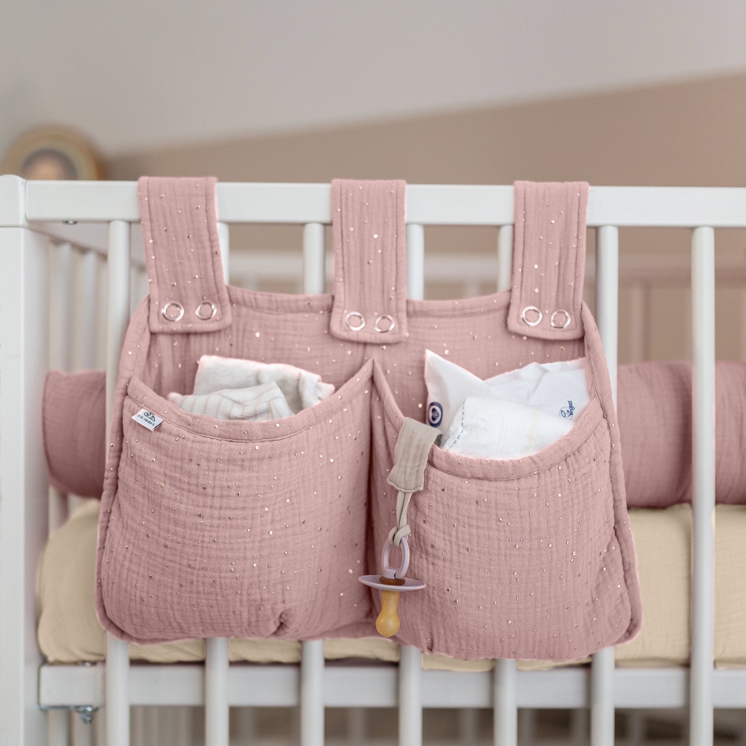 LILIMAUS Bed organizer voor kinderbed met gouden details - hangend bedtasje met 2 vakken - mousseline katoen - poederroze