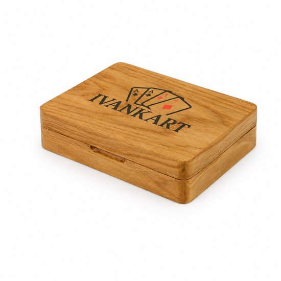 Houten opbergdoos van eikenhout voor speelkaarten met IVANKART-logo en afbeelding van speelkaarten.