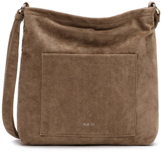 Taupekleurige crossbodytas van suède-look materiaal met een voorvak en het opschrift RUE 09.