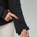 Hand die een rits op de mouw van de zwarte ski-jas opent.