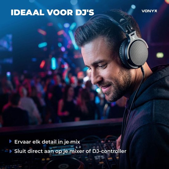 DJ met zwarte over-ear koptelefoon achter een mengpaneel in een drukke clubsetting.