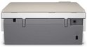 Achterkant van een witte HP Envy Inspire printer met grijze onderkant.