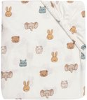 Witte hoeslaken met een print van schattige dieren zoals konijnen, beren, olifanten en schapen.