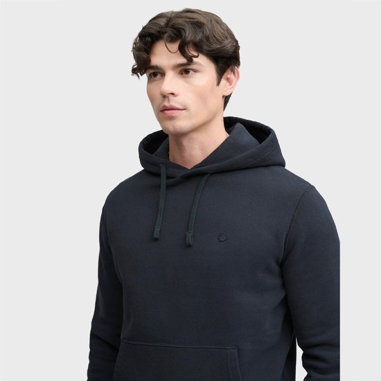Close-up van een man met donkerblauwe hoodie met capuchon. Klein Superdry logo op de borst.