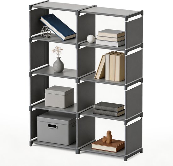 Grijze modulaire kast met 8 vakken gevuld met boeken, dozen en decoratie, geïsoleerd op een witte achtergrond.