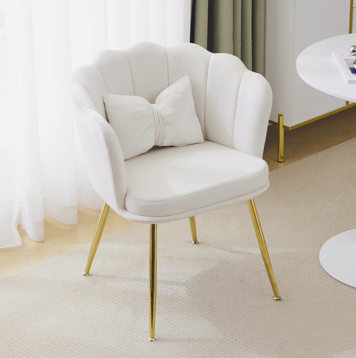 MEUNIQ Set van 6 beige velvet eetkamerstoelen met bloembladvormige rugleuning, kussens en goudkleurige metalen poten voor eetkamer
